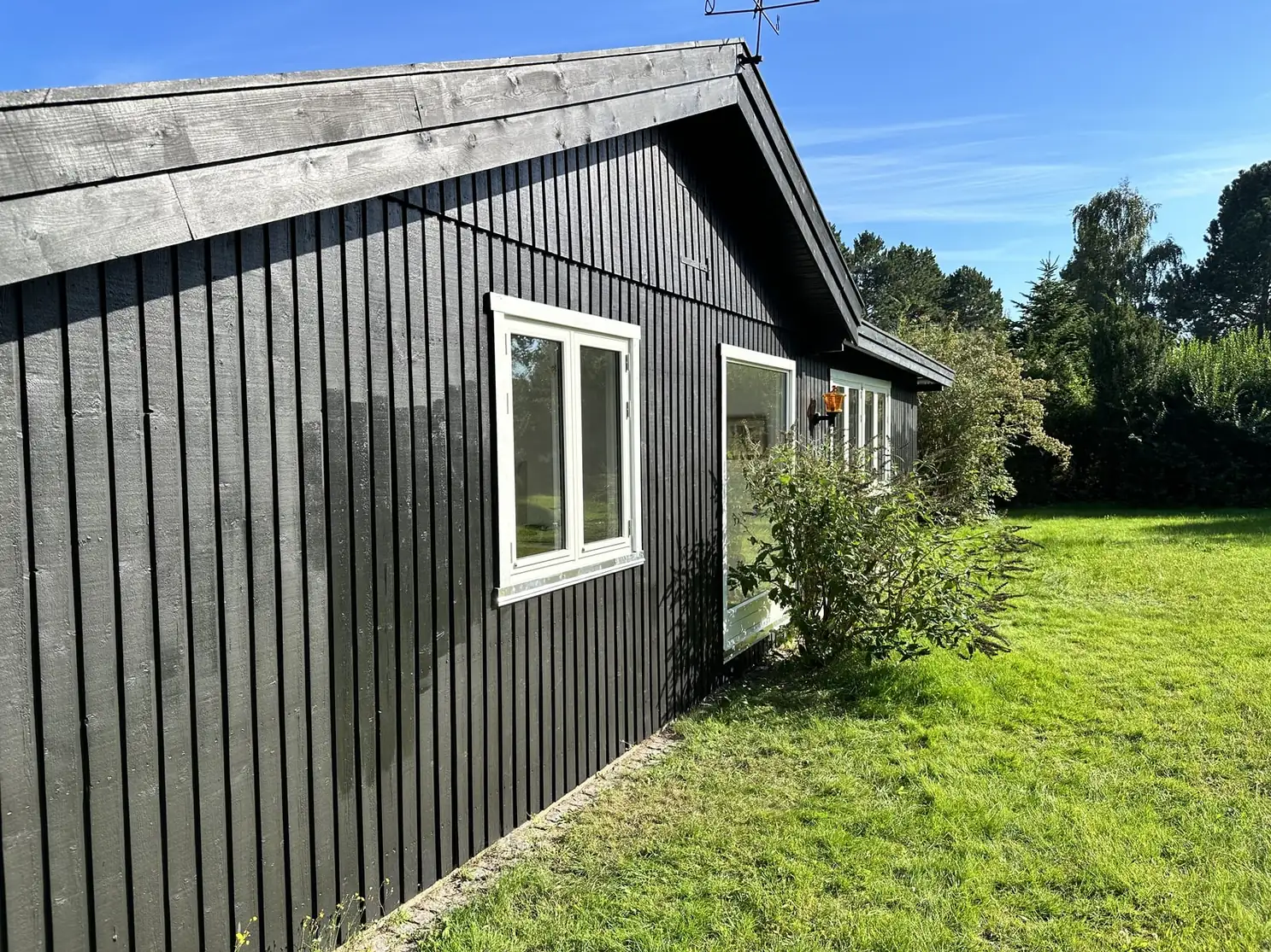 Sort træbeklædning på facade udført af PLH ApS