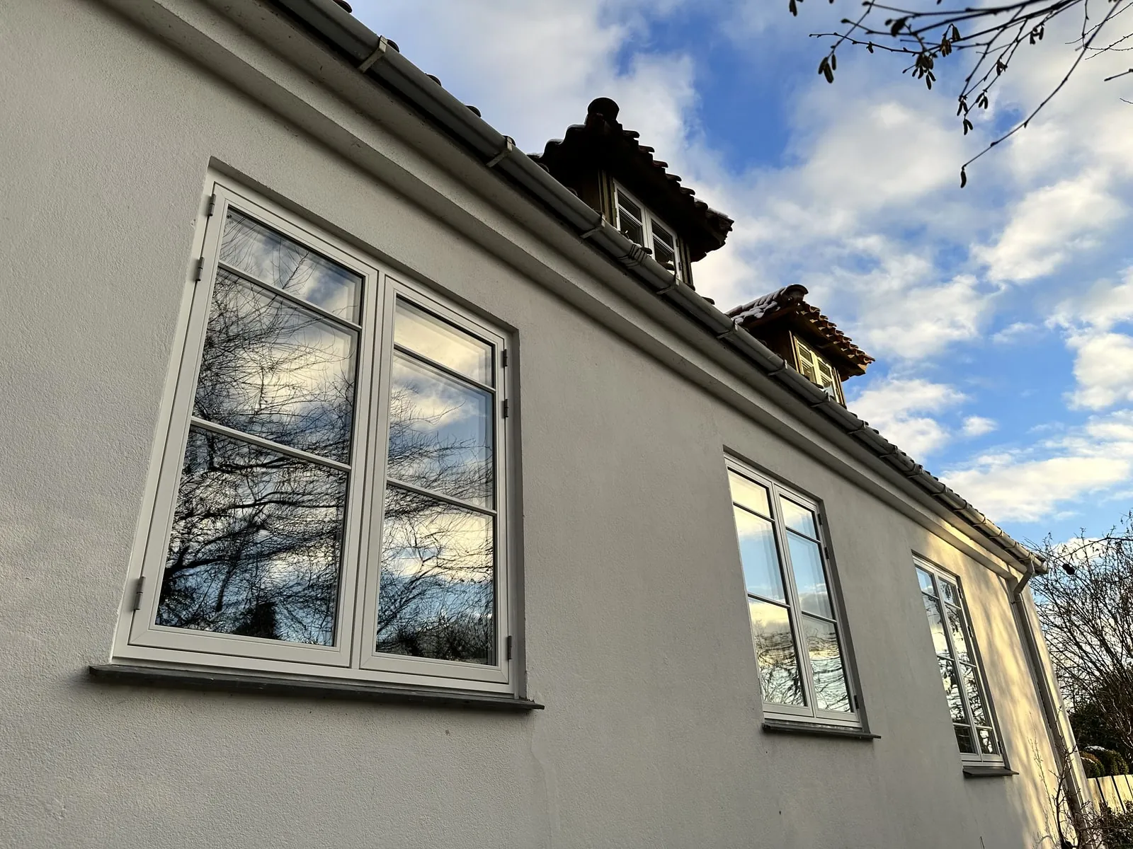 Nye vinduer monteret i pudset villafacade